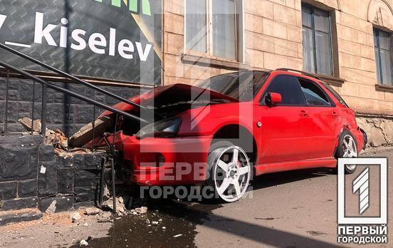 Протаранив легковик, маршрутку, мало не зачепив людей на зупинці та влетів у будинок: у Кривому Розі сталося потрійне ДТП