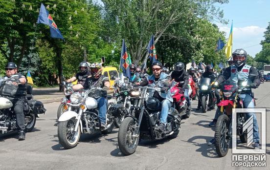 Рёв моторов против тишины забвения: в Кривом Роге более сотни байкеров устроили пробег ко Дню защитников Мариуполя