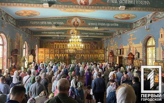 Віряни відзначають День Святої Трійці: які традиції пов’язані з цим святом та чого не можна робити