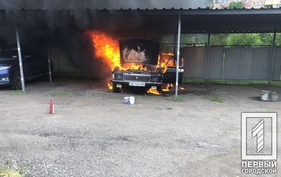 В Саксаганском районе Кривого Рога на стоянке сгорела машина