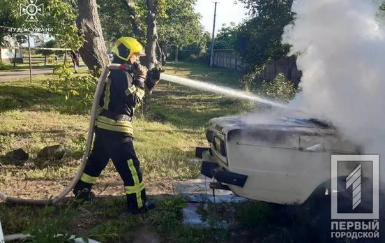 В Глееватке под Кривым Рогом горел автомобиль: спасатели ликвидировали пожар