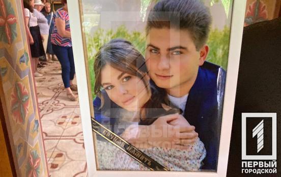 Скорбь, боль и лютая ненависть: сотни криворожан пришли проститься с молодыми супругами, которые погибли от ракетного удара по городу