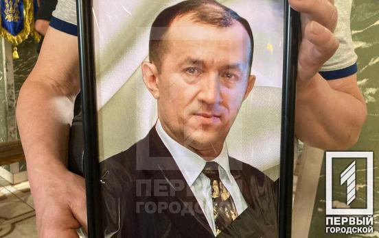 «Він хотів жити»: Кривий Ріг проводжав в останню путь Олександра Спільника, якого вбила російська ракета