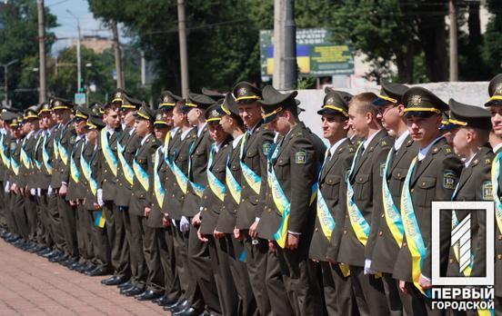 Стальная закалка, выучка, знания и дружба: в Кривом Роге торжественно получили аттестаты полторы сотни выпускников военного лицея