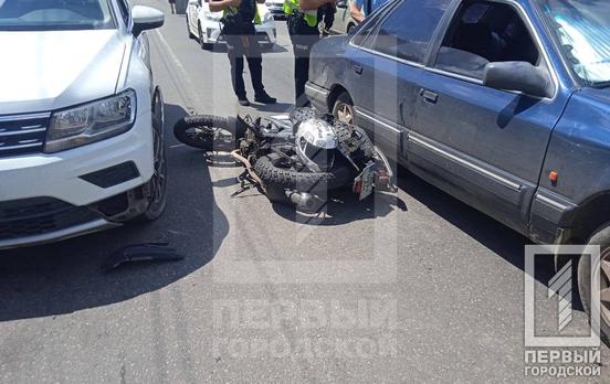 На одній із центральних вулиць Кривого Рогу позашляховик збив кур’єра на мопеді