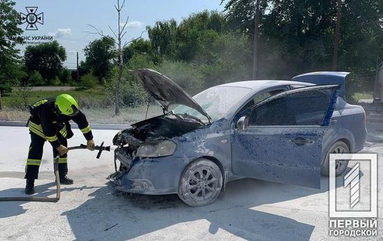 Прямісінько біля заправки: у Кривому Розі спалахнув Chevrolet Aveo