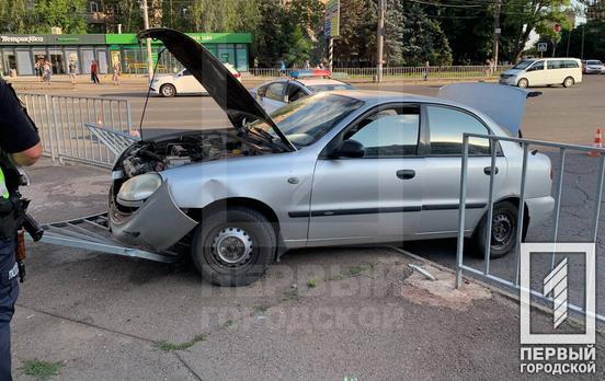 У Металургійному районі Кривого Рогу Daewoo, якого підрізали, вилетів з дороги та врізався у паркан