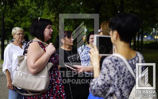 Полтора десятка горожан в Кривом Роге митинговали под исполкомом «за зарплаты медиков»