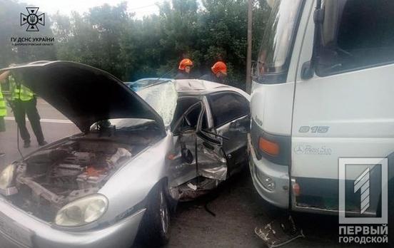 Водителя вырезали спасатели: в Кривом Роге грузовик смял Daewoo Lanos