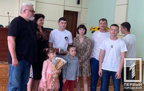 Детская боль превращается в безграничную любовь: в Металлургическом районе Кривого Рога прошли торжества ко Дню усыновления