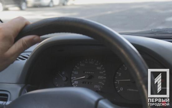Доля нічому не навчила: у Кривому Розі неодноразово судима жінка обікрала водіїв авто