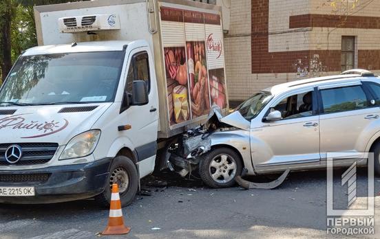 В Кривом Роге водитель легковушки на пропустил грузовик и скрылся с места аварии