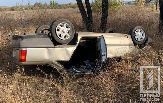 2 ДТП в одном месте: в Терновском районе Кривого Рога Opel перевернулся на крышу, а мотоциклист влетел в Volkswagen, водитель которого остановилась для помощи пострадавшим