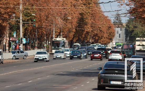 Избавляемся от наклеек «У» со стекол автомобилей, они уже не актуальны: теперь транспортные средства будут называть не «учбовими», а «навчальними»