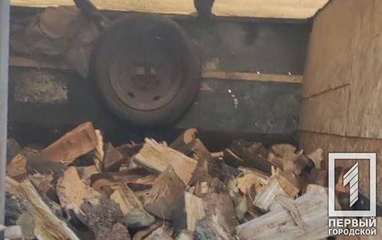 Полный грузовик дров без документов: криворожские патрульные задержали горе-водителя
