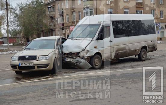 Зухвалий обгін з порушенням ПДР: у Кривому Розі на вулиці Січеславській зіткнулися Skoda та пасажирська маршрутка