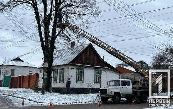 Без світла майже 15 тисяч родин: ДТЕК ліквідовує наслідки негоди на Криворіжжі та в інших районах Дніпропетровської області