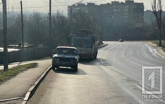 3-го грудня  зі сторони Визволення в бік Змички рухалися тролейбус, «Жигулі» та «Нива»