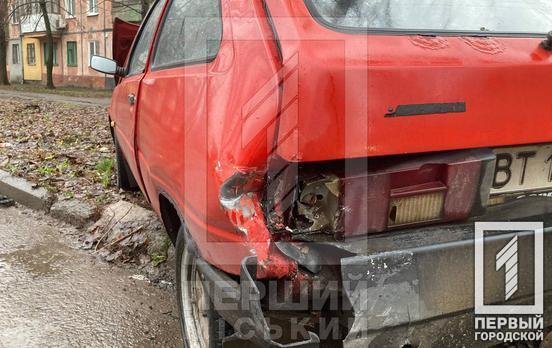 Вдарив припарковану на «аварійці» автівку: у Металургійному районі водій Skoda врізався у Таврію