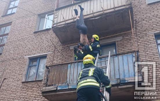 «Потерял равновесие и чуть не разбился»: в Покровском районе Кривого Рога чрезвычайники спасли зависшего на собственном балконе вниз головой мужчину