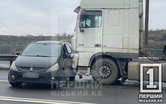 Не догледів і притиснув: у Кривому Розі зіткнулися вантажівка та легковик