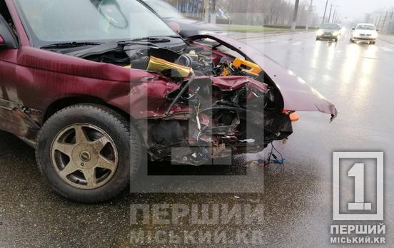 Автівкам розворотило «передок»: у Кривому Розі Opel Omega не пропустив Volkswagen Passat