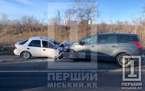 Лобове зіткнення: у Кривому Розі Kia вилетіла на зустрічну смугу та протаранила Peugeot, постраждали троє осіб