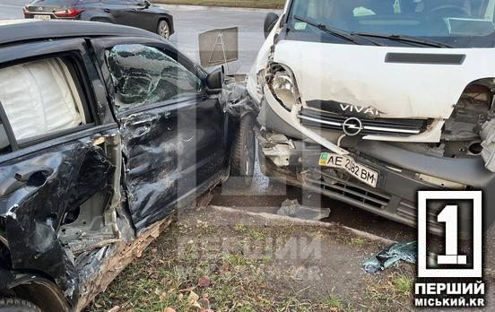 В Кривом Роге дорогу не поделили Dodge Caliber и Opel Vivaro