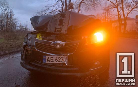 Засліпив захід сонця: У Кривому Розі Chevrolet врізався у запаркований автобус