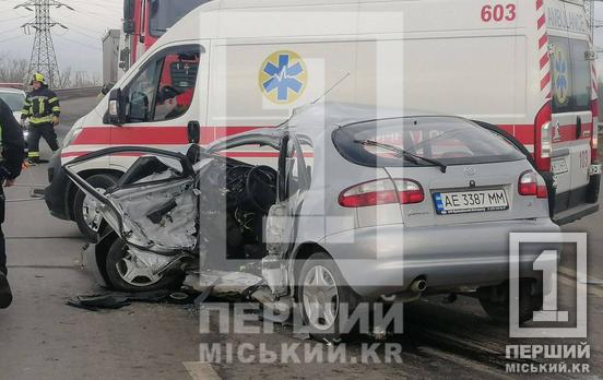 Невдалий розворот через подвійну суцільну: у Кривому Розі на Нікопольській трасі зіштовхнулися Daewoo Lanos та фура MAN