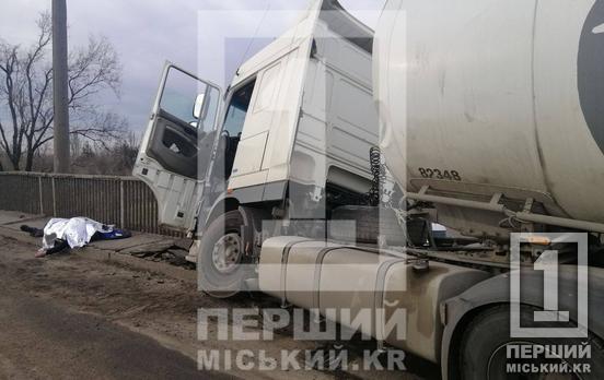 Водій помер: у Кривому Розі на Дніпровському шосе фура проломила паркан на мосту