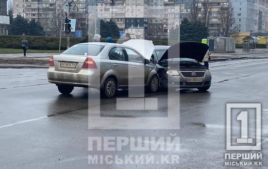 Повредилось только железо: в Кривом Роге рядом с Цирком не разминулись Chevrolet и Volkswagen