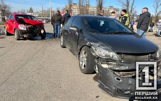 У обох машин пошкоджені «морди»: у Кривому Розі на Вечірньому бульварі сталась ДТП з Chevrolet та Hondа