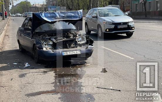 ВАЗ влетів у припарковану Кіа: у Кривому Розі на проспекті Миру сталася аварія