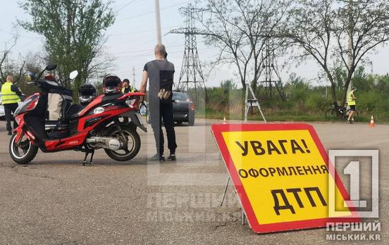 Керманича двоколісного забрали до лікарні: у Кривому Розі між 1-им та 2-им Східним аварія з Dacia і мотоциклом