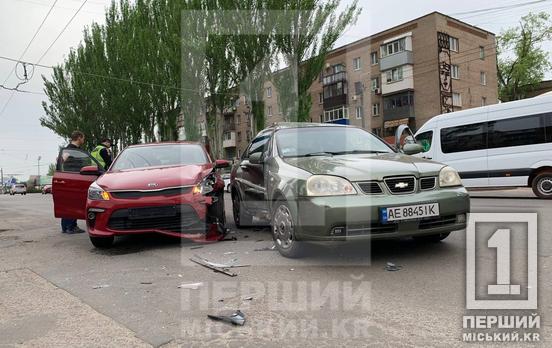Машины серьезно повреждены: в Кривом Роге на проспекте Металлургов произошло ДТП с Kia и Chevrolet