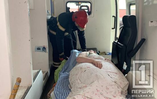 Имеет вес около 300 кг: в Кривом Роге спасатели помогли медикам транспортировать пациента домой