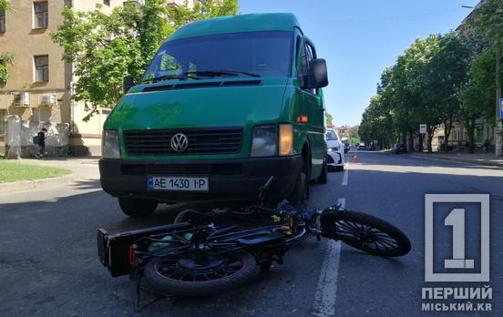 Впав під колеса: у Кривому Розі на вулиці Петра Калнишевського сталась ДТП з мопедом та маршруткою