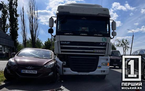 Легковик протягнуло по дорозі: у Кривому Розі зіштовхнулися Hyundai і DAF