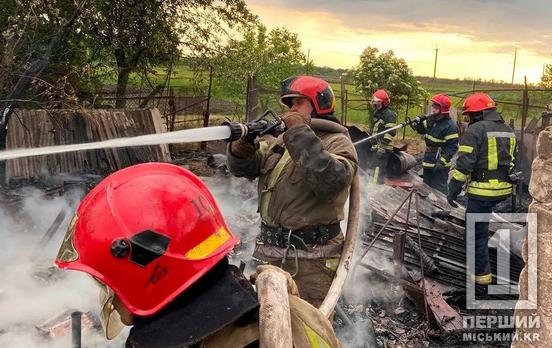 Гасили більше години: на Криворіжжі палала господарська споруда