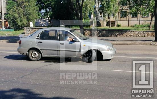 Недобрий ранок для водія: у Кривому Розі посеред дороги у Daewoo Lanos вирвало частину ходової