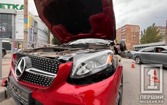 «Мінус» бокове скло та крило зліва: у Кривому Розі зіштовхнулися Mercedes та вантажівка Volkswagen