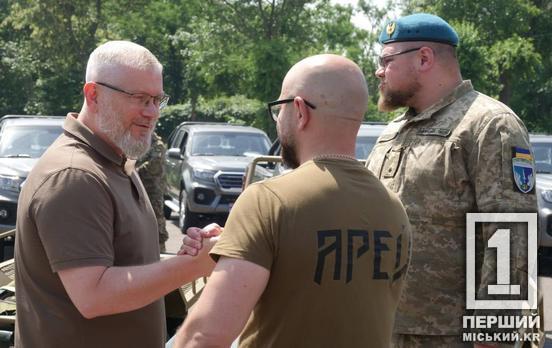 Техніка для військових: Рада оборони Кривого Рогу відправила 30 пікапів та 11 причепів на передову