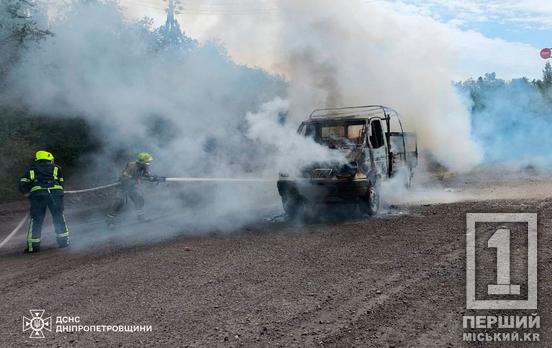 Вигорів майже вщент: криворізькі рятувальники загасили палаючий автомобіль