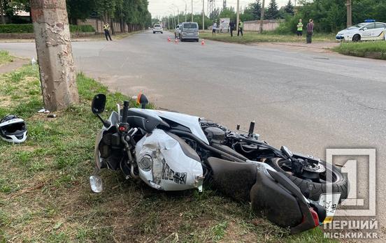 Двоколісний лежить на узбіччі: у Кривому Розі сталася ДТП з Nissan та мотоциклом