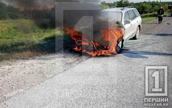 «Передок» був весь у вогні: під Кривим Рогом горів Hyundai Santa Fe