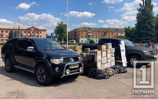 Два залізних красеня поїдуть на війну: у Довгинцівському районі передали новенькі пікапи для ЗСУ, на які збирали на марафоні #ЄднаймосяЗарадиПеремогиКР 2