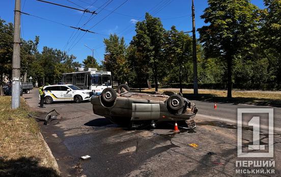 В Покровском районе Кривого Рога авто перевернулось на крышу: вызвали спасателей и медиков