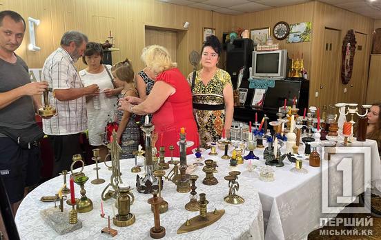 Неповторне мистецтво та благодійна мета: відкрилася виставка «Серпневі вогники Кривбасу»