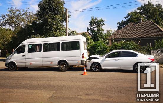 Ланцюгове зіткнення: у Довгинцівському районі Кривого Рогу BMW врізалося у легковик та в маршрутку